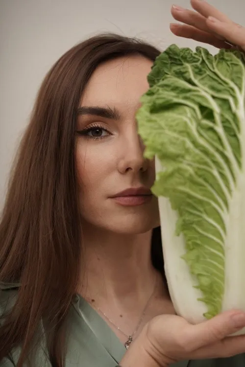 Yosh ona jinsiy aloqani tomosha qilish uchun oglining xonasiga kirdi.