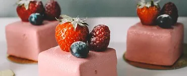Малиновое муссовое пирожное