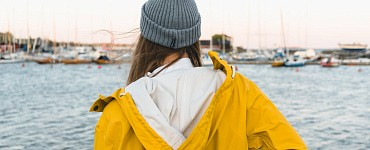 Как сшить плащ со съемным капюшоном?