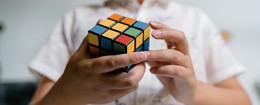 Развитие памяти и мелкой моторики с помощью кубика Рубика