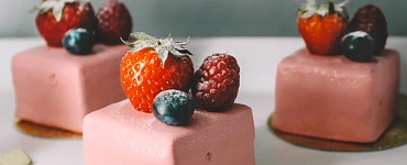 Малиновое муссовое пирожное