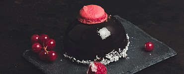 Видеокурс «Муссовый торт с нуля до подачи: черная смородина-карамель»